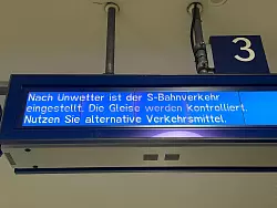 Am Abend nahmen erste S-Bahnlinien den Betrieb wieder auf. - © Paul Zinken/dpa