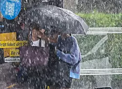 In Berlin gab es Sturmböen und starke Regengüsse. - © Jens Kalaene/dpa