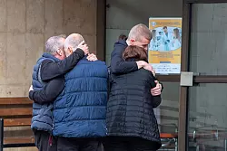 Schock und Trauer in Nordmazedonien nach der verheerenden Brandkatastrophe in der Diskothek in Kocani mit 59 Toten. - © Visar Kryeziu/AP/dpa