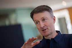 Astronaut Matthias Maurer berichtet in Bonn &uuml;ber eine gef&auml;hrliche Begegnung der Internationalen Raumstation ISS mit Weltraumschrott. - &copy; Rolf Vennenbernd/dpa