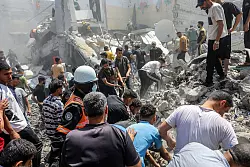 Pal&auml;stinenser inspizieren Sch&auml;den eines israelischen Luftangriffs. - &copy; Abed Rahim Khatib/dpa