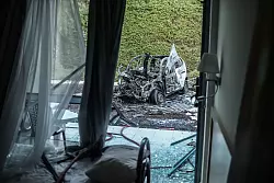 Ein ausgebranntes Auto steht nach einem Raketenangriff der Hamas vor einem besch&auml;digten Haus in Ashkelon im S&uuml;den Israels. - &copy; Ilia Yefimovich/dpa