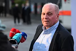 Ex-Manager Uli Hoeneß lieferte sich jüngst ein heftiges Verbalduell mit Lothar Matthäus. - © Felix Hörhager/dpa