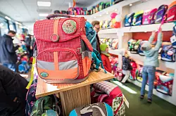 Unverzichtbar bei der Auswahl des Ranzens: verschiedene Modelle im Geschäft testen und vergleichen. - © Frank Rumpenhorst/dpa/dpa-tmn