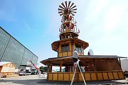 Den Hersteller erreichen seinen Angaben zufolge immer mehr Anfragen nach h&ouml;heren oder gr&ouml;&szlig;eren Gl&uuml;hweinst&auml;nden. - &copy; Simon Kremer/dpa