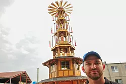 Gesch&auml;ftsf&uuml;hrer Jimmy Blume baut eine der gr&ouml;&szlig;ten Weihnachtspyramiden der Welt f&uuml;r den Essener Weihnachtsmarkt. - &copy; Simon Kremer/dpa