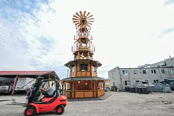 Noch in Produktion: Eine der gr&ouml;&szlig;ten Weihnachtspyramiden der Welt entsteht in Wanzleben. - &copy; Simon Kremer/dpa