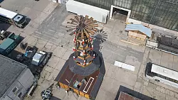 Die Pyramide zeigt die Weihnachtsgeschichte und besteht aus sechs Etagen mit einer H&ouml;he von rund 20 Metern. - &copy; Simon Kremer/dpa