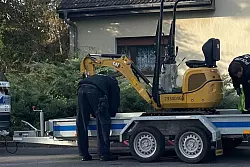 Auch ein kleiner Bagger kam bei der Suche nach Hinweisen zum Einsatz. - © Sarah Knorr/dpa