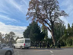 Einsatzkräfte der Polizei sind in dem Ortsteil Lindenberg unterwegs. - © Sarah Knorr/dpa