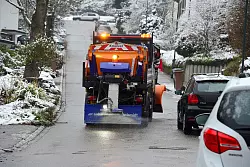 Ein Streuwagen f&auml;hrt &uuml;ber eine Stra&szlig;e in Lahr. - &copy; Ingo Schneider/Badische Zeitung/dpa