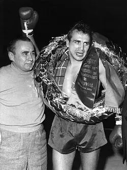 Siegreich reckt Gustav &laquo;Bubi&raquo; Scholz nach einem gewonnen Europameisterschaftskampf die Faust - neben ihm sein Trainer Lado Taubeneck. - &copy; G&uuml;nther Bratke/dpa