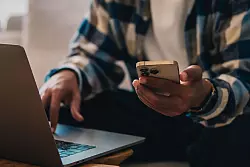 Eine Geldanlage, die für jeden und jede gleichermaßen geeignet ist? Die gibt es nicht. Denn über die individuelle Anlagestrategie entscheiden die eigene Risikoneigung und die zukünftigen finanziellen Ziele. - © Zacharie Scheurer/dpa-tmn