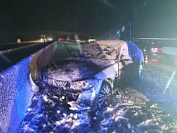 Das Wrack eines Pkw steht auf der Autobahn A7 im Landkreis Bad Kissingen. - © Sebastian Gerr/Feuerwehr Bad Brückenau/dpa