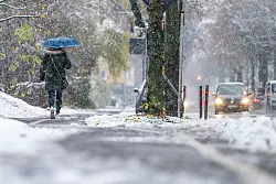 Schneefall in Niederbayern. Der Deutsche Wetterdienst erwartet weiter Neuschnee. - © Armin Weigel/dpa