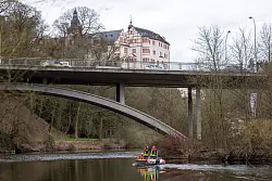 Auch die Wasserschutzpolizei ist auf der Suche. - © Christian Lademann/dpa