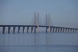 Verbindet seit 25 Jahren Dänemark und Schweden: die Öresundbrücke. - © Steffen Trumpf/dpa
