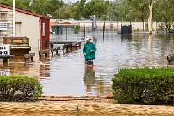 Die Bewohner von Thargomindah mussten sich in Sicherheit bringen. - © James Brickwood/SMH/AAP/dpa