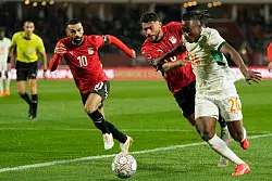 Mo Salah (l) kann nicht nur Tore schie&szlig;en, sondern hilft auch hinten mit. - &copy; Mosa\\\'ab Elshamy/AP/dpa