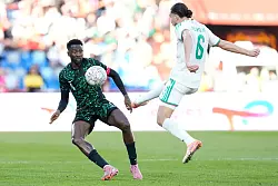 Die Nigerianer um Wilfred Ndidi (l) haben sich gegen Algerien ins Halbfinale gek&auml;mpft. - &copy; Themba Hadebe/AP/dpa
