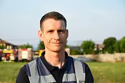 Frank Frenser, der Sprecher der Feuerwehr Bonn, erzählt vom emotionalen Abschied der deutschen Feuerwehrleute. (Archivbild) - © Sven Kaeuler/dpa