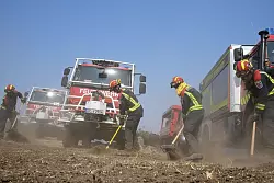 Neben Kollegen aus anderen europäischen Ländern waren auch 67 Feuerwehrleute mit ihren Fahrzeugen aus Niedersachsen und Nordrhein-Westfalen in Spanien im Einsatz. Nach gut einer Woche traten sie die Rückreise an. (Archivbild) - © Sven Käuler/dpa