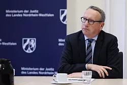 Hat der nordrhein-westfälische Justizminister Benjamin Limbach (Bündnis 90/Die Grünen) eine falsche eidesstattliche Versicherung abgegeben? Den Vorwurf erhebt ein Bewerber. (Archivfoto) - © David Young/dpa