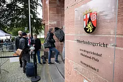 Journalisten stehen vor Prozessbeginn vor dem Oberlandesgericht Koblenz. - &copy; Sebastian Gollnow/dpa