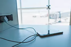 Stecker passt, Smartphone l&auml;dt: Mit dem Eurostecker kommt man in den meisten europ&auml;ischen L&auml;ndern gut zurecht. - &copy; Vitta Gallery/Westend61/dpa-tmn