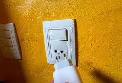 Fremd und dennoch anschlussfreudig: Diese Typ-I-Dose in Argentinien vertr&auml;gt auch einen Eurostecker. Schukostecker sollte man hier aber nicht anschlie&szlig;en. - &copy; Till Simon Nagel/dpa-tmn