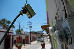 Hauptsache Strom? Im Urlaub sollte man nicht in jede Dose jedes Ger&auml;t einst&ouml;pseln. - &copy; Peer Grimm/dpa-Zentralbild/dpa-tmn