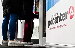 Wer Bürgergeld bezieht, soll eng mit dem Jobcenter zusammenarbeiten. - © Jens Kalaene/dpa/dpa-tmn