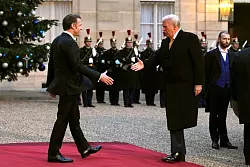 Macron rollte für Trump den roten Teppich aus. - © Aurelien Morissard/AP