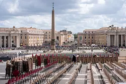 Auf dem Petersplatz laufen die Vorbereitungen für das große Requiem. - © Michael Kappeler/dpa