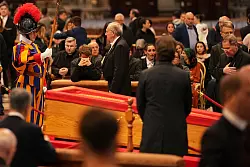 Noch einmal warfen Zehntausende einen letzten Blick auf Franziskus. - © Andreea Alexandru/AP/dpa