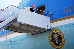 Für Donald Trump ist es die erste Auslandsreise seit der Rückkehr ins Weiße Haus. - © Evan Vucci/AP/dpa