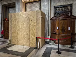 Das Grab wird noch von Sperrholzplatten verdeckt. - © Oliver Weiken/dpa