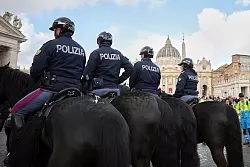 Die Polizei in Rom ist im Großeinsatz. - © Andrew Medichini/AP/dpa