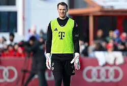 Manuel Neuer könnte Urbig einiges lehren. - © Sven Hoppe/dpa