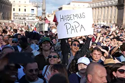 Jubel auf dem Petersplatz. - © Emilio Morenatti/AP/dpa