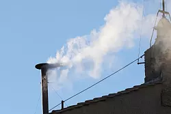 Weißer Rauch: Es gibt einen neuen Papst. - © Andrew Medichini/AP/dpa