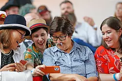 Eine Frau tr&auml;gt einen kleinen, grauen Schn&auml;uzer. - &copy; Uwe Lein/dpa