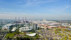 Das VW-Stammwerk in Wolfsburg gilt als gr&ouml;&szlig;te Autofabrik der Welt. (Archivbild) - &copy; picture alliance / Julian Stratenschulte/dpa