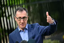 Der geschäftsführende Bundeslandwirtschaftsminister Cem Özdemir (Grüne) zeigt sich erfreut darüber, dass Deutschland frei von der Maul- und Klauenseuche ist, sieht aber neue Risiken. - © Sebastian Christoph Gollnow/dpa