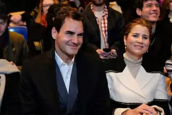 Roger Federer (l) und seine Ehefrau Mirka Federer bei der Chanel-Schau in Paris. - &copy; Christophe Ena/AP/dpa