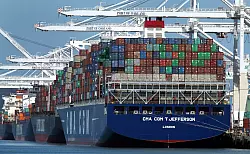 Am Handel zwischen den USA und der EU hängen Millionen Jobs. (Archivbild) - © Ben Margot/AP/dpa