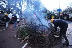 Auch Zufahrtsstra&szlig;en nach Paris wurden blockiert. - &copy; Christophe Ena/AP/dpa