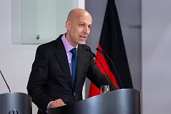 BDI-Präsident Leibinger sieht die deutsche Industrie in einer strukturellen Krise. - © Christophe Gateau/dpa