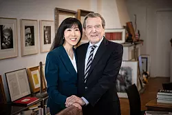 Wer zur Geburtstagsparty des Altkanzlers Gerhard Schr&ouml;der kommt, wei&szlig; nur seine Frau Soyeon Schr&ouml;der-Kim. - &copy; Michael Kappeler/dpa