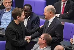Kühnert musste im Parlament viele Hände schütteln - auch die von Kanzler Scholz. - © Michael Kappeler/dpa
